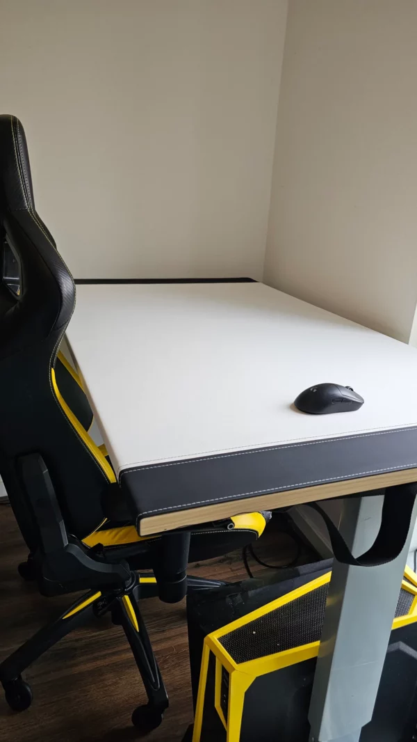 DeskSuit black&white (Prototype 1.1)